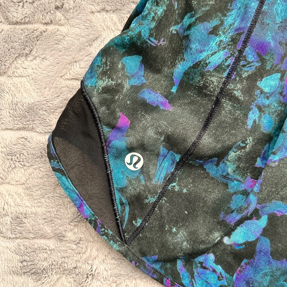 Lulu Hotty Hot discontinued Blue watercolor shorts - Picture 3 of 3